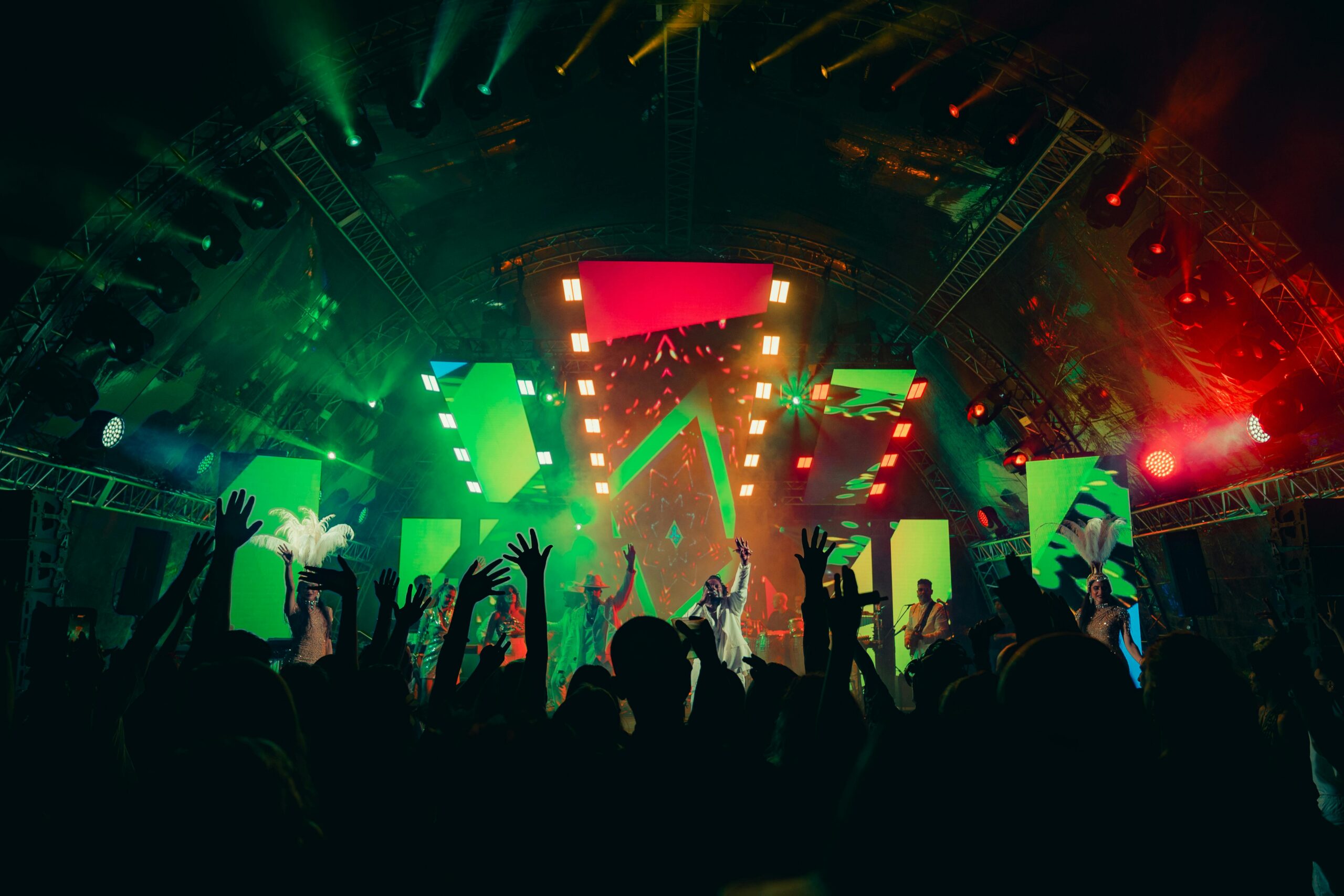 Exciting live concert with vibrant lights and an enthusiastic crowd in the Dominican Republic.